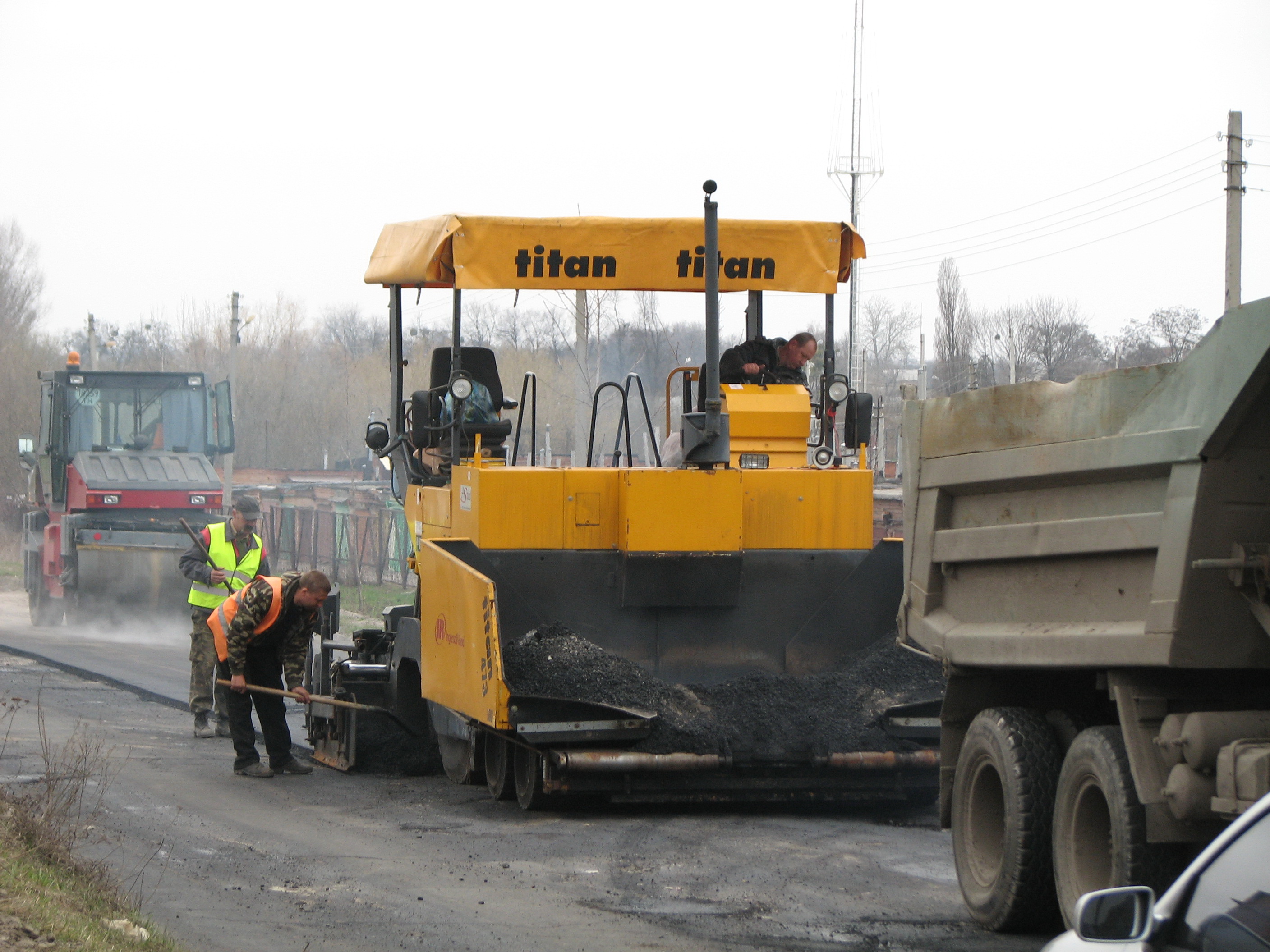 На Полтавщині сподіваються в цьому році використати на відновлення доріг 100 мільйонів гривень. Фото автора